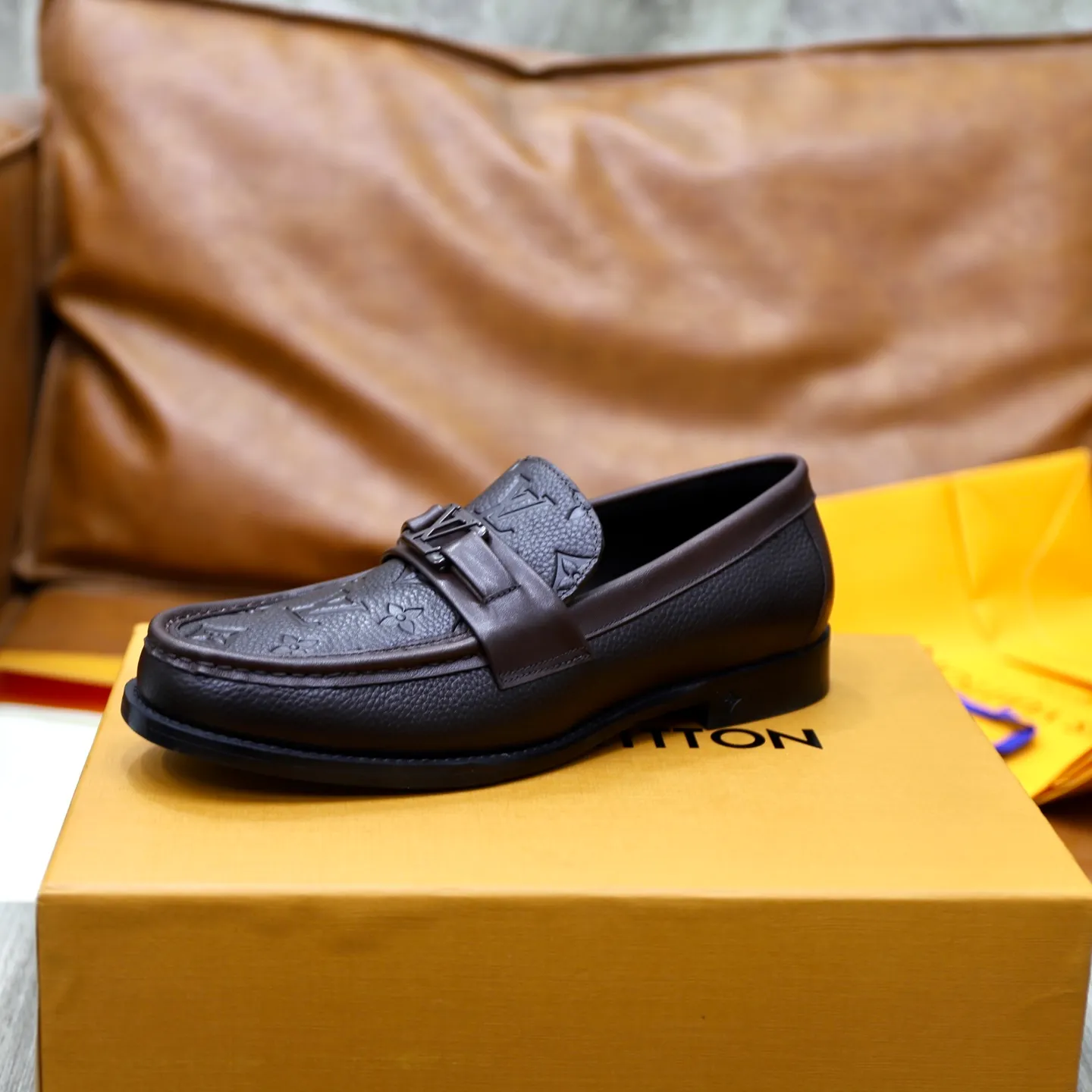 Men's shoes 💰: 💰900LV Louis Vuitton slip-on loafers, top quality products produced in Dongguan, ready for sale! This LV Glove loafer is made of selected soft cowhide, with a slightly wrinkled leather surface and a very high-end texture. Each pair is unique. The leather surface is light and soft, with a fine texture and good luster. It is a classic loafer style, with exquisite handmade mark stitching on the toe, and a square toe configuration to highlight the classic style. The horizontal band has hot-printed LV three-dimensional letters, semi-solid handcrafts and a genuine leather outsole, and a rubber patch on the heel to create wear-resistant performance and comfort. One of the must-have loafers for men! Comes with full original packaging! Code number: 38-39-40-41-42-43-44 (38, 45, 46 customized) standard leather shoe code